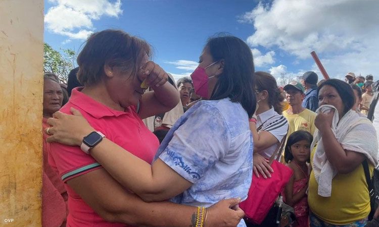 Leni Robredo, <b> Vote Leni Robredo, because she brings out the best in Filipinos </b>