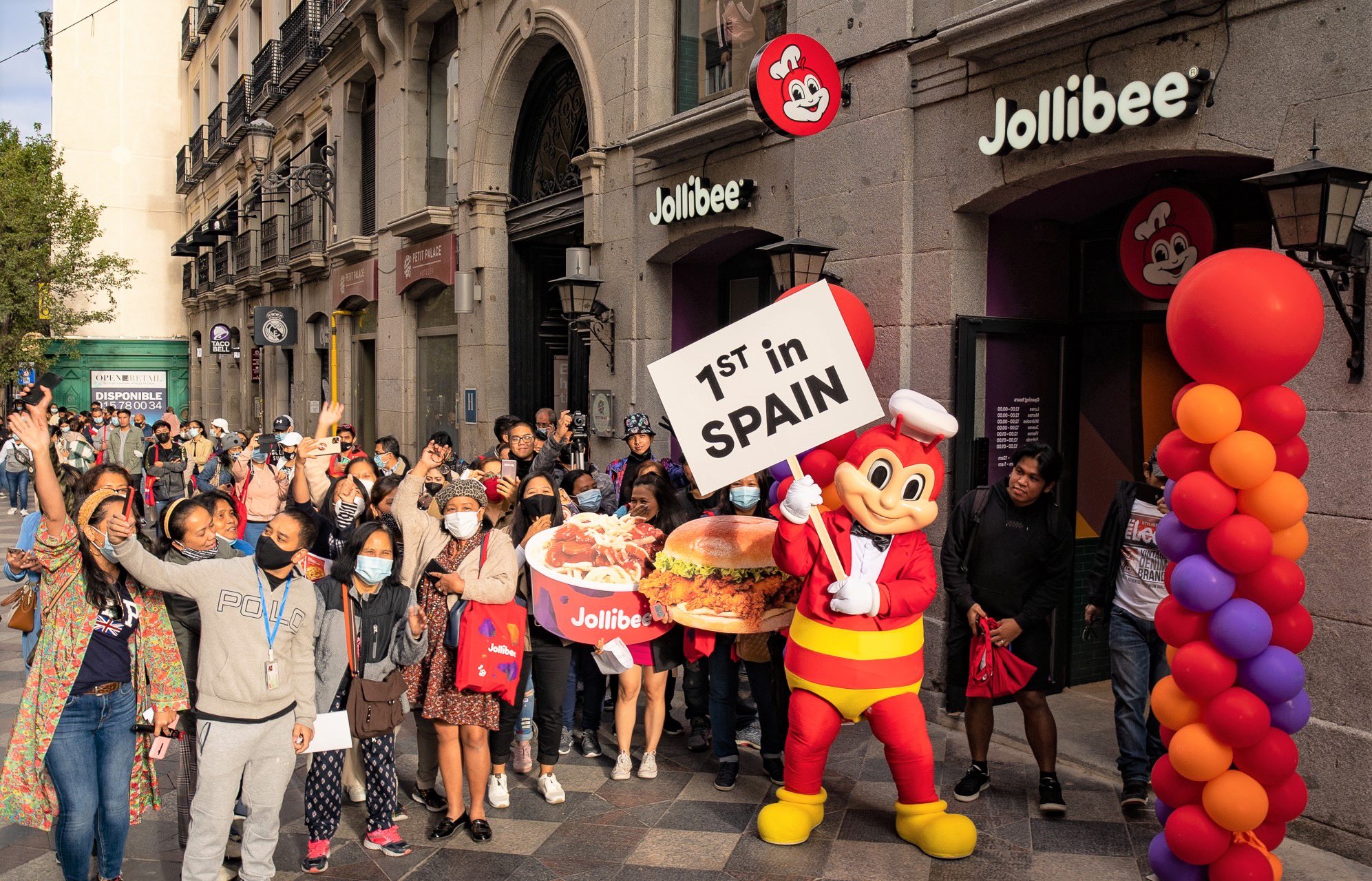 jollibee, <b> Jollibee opened in Spain and the Internet made colonization jokes </b>