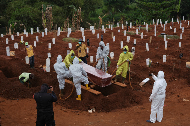 indonesia dig graves, <b> Indonesia’s ‘anti-maskers’ forced to dig graves for COVID-19 victims </b>